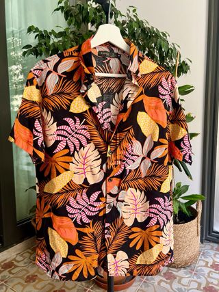 Camisa hawaiana negra y naranja - Talla S