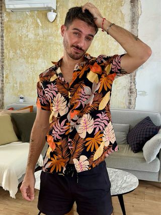 Camisa hawaiana negra y naranja - Talla S