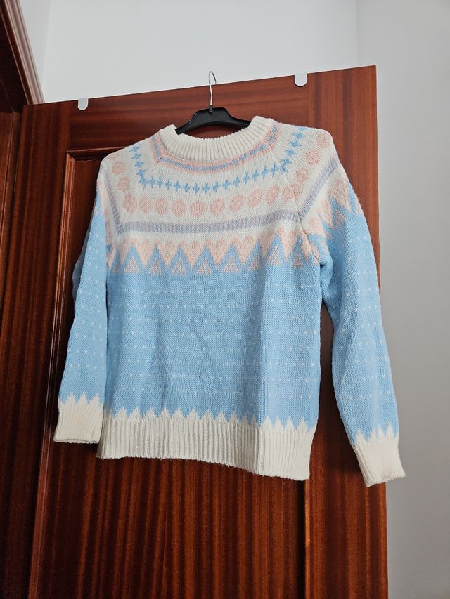 Suéter navideño azul y blanco. Tienda: Glorias.