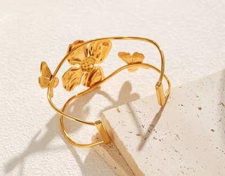 Brazalete dorado con flor morada