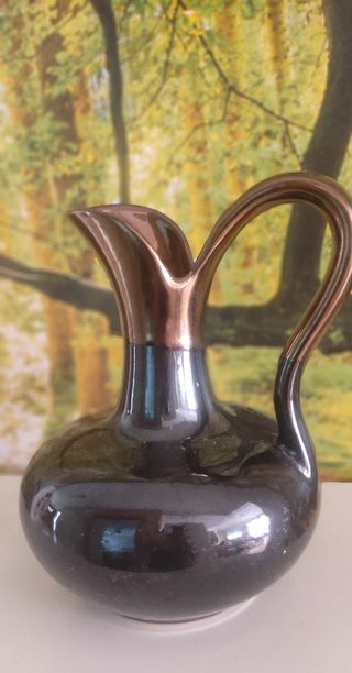 Jarrones cerámicos negros y marrones