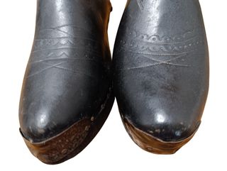 Zuecos antiguos de madera y cuero.