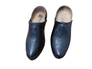 Zuecos antiguos de madera y cuero.