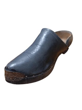 Zuecos antiguos de madera y cuero.