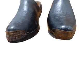Zuecos antiguos de madera y cuero.