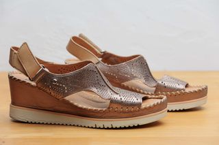 Pikolinos Aguadulce: Sandalias doradas