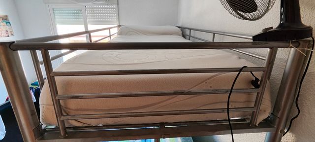Litera metálica con sofá-cama en Benidorm. 