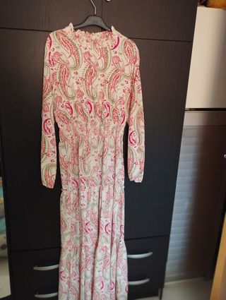 Vestido floral negro y rosa y mucha ropa más 