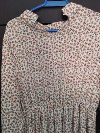 Vestido floral negro y rosa y mucha ropa más 
