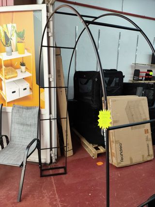 Arco jardinera metal negro