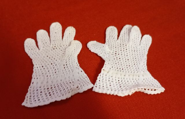Antiguos guantes de niña artesanales