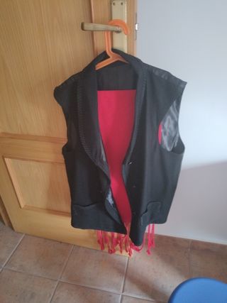 Chaleco traje regional Extremadura y fajín rojo.
