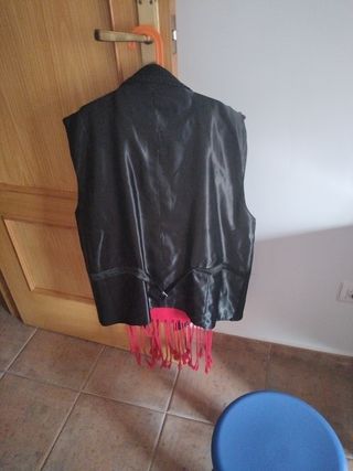 Chaleco traje regional Extremadura y fajín rojo.