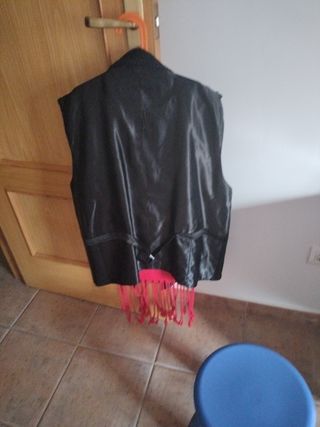 Chaleco traje regional Extremadura y fajín rojo.