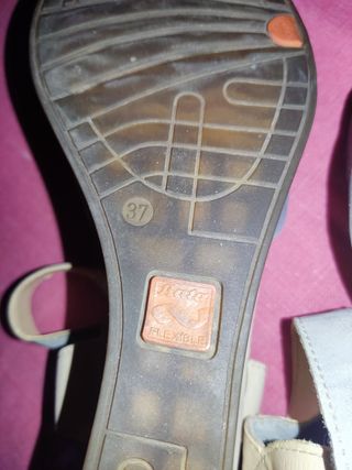 Sandalia cuña piel beige-azul BATA