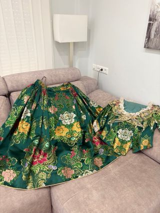 Traje Fallera talla 44, manteletas de regalo 