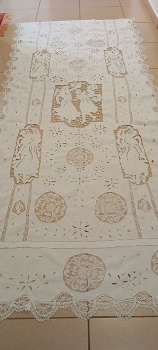Antigua cortina de lino bordada y encaje.