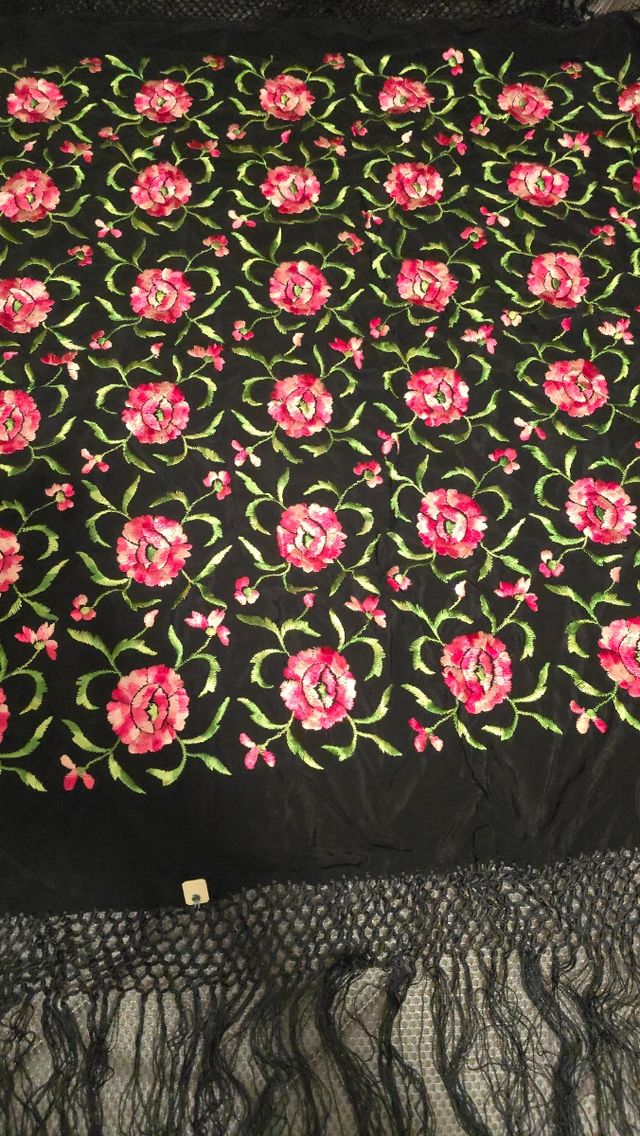 Mantoncillo antiguo bordado manton de niña