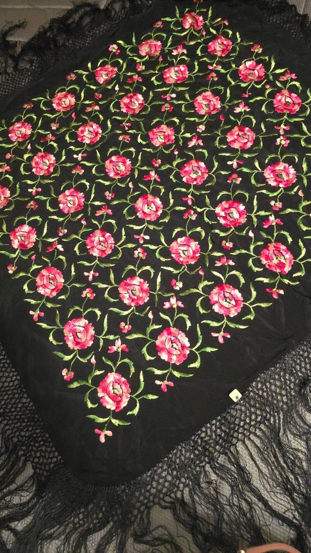 Mantoncillo antiguo bordado manton de niña