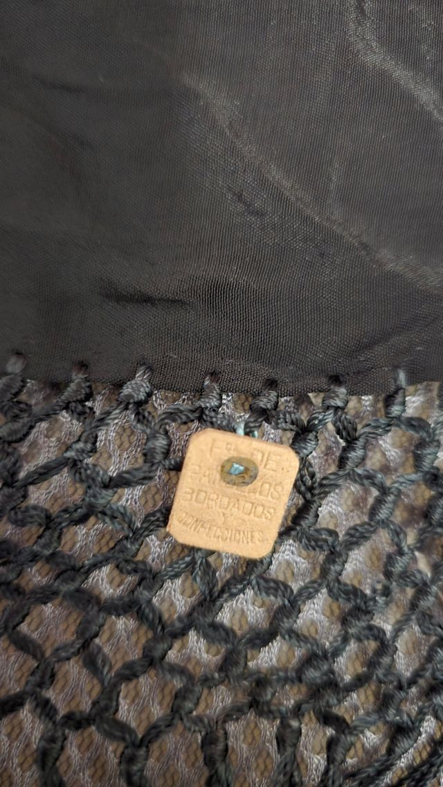 Mantoncillo antiguo bordado manton de niña