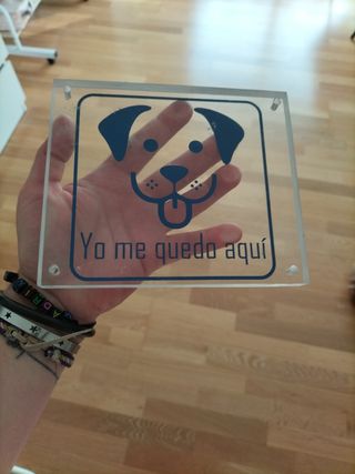 Placa perro acrílica - ¡Yo me quedo aquí!