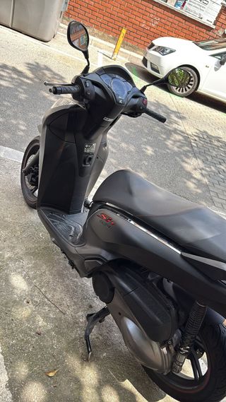 Honda SH 300i- Moto Scooter