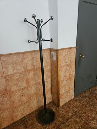 Perchero metálico negro - 8 ganchos