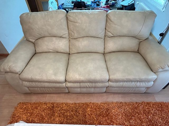 Sofá de cuero beige
