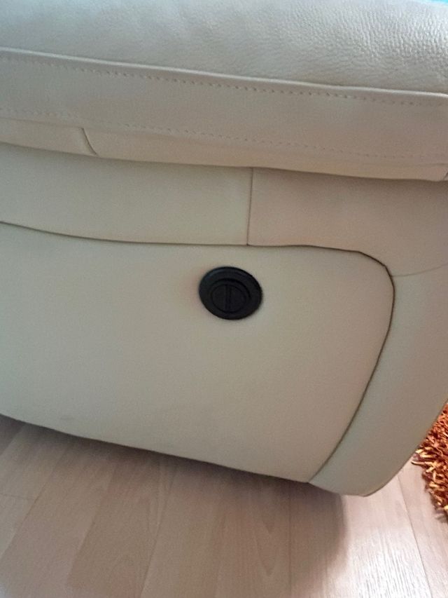 Sofá de cuero beige