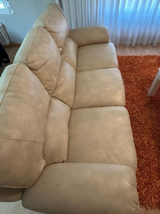 Sofá de cuero beige