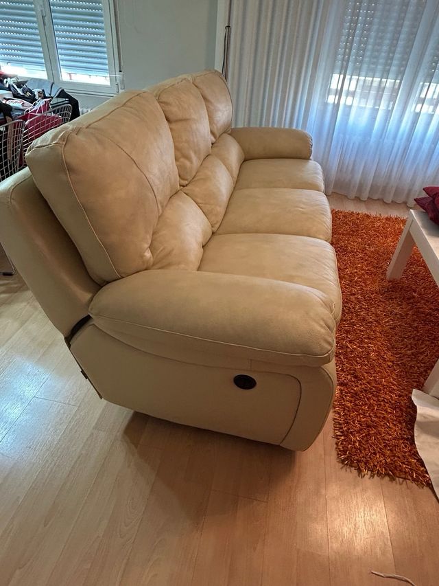 Sofá de cuero beige