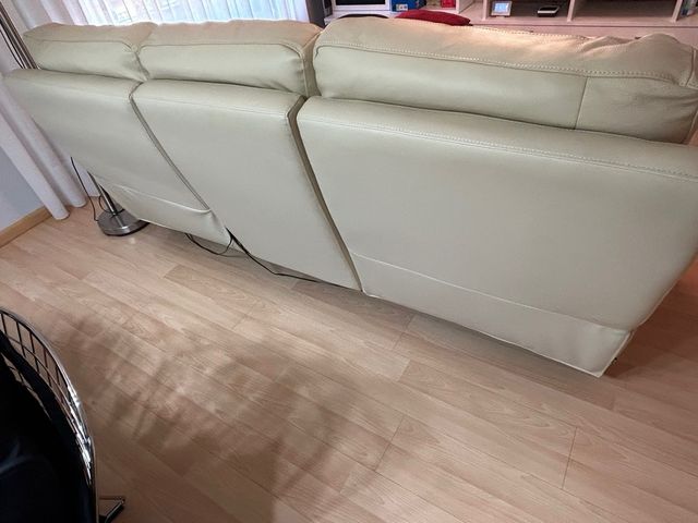 Sofá de cuero beige