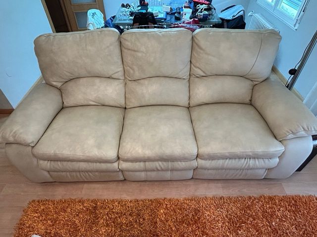 Sofá de cuero beige