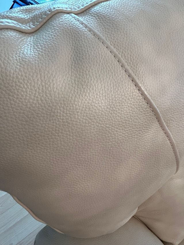 Sofá de cuero beige