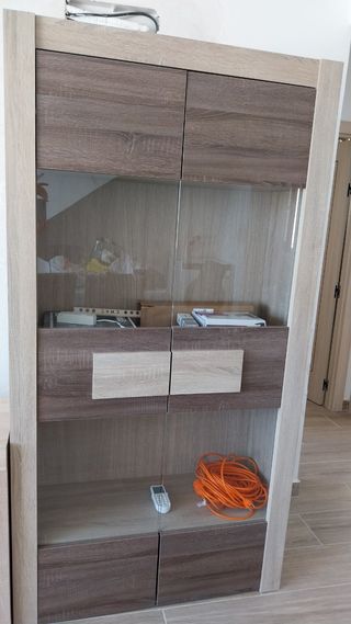 Vitrina de cristal y madera salón