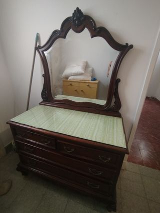 Cómoda antigua de madera