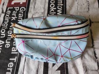 Riñonera azul estampada