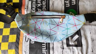 Riñonera azul estampada