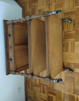 Mesa vintage estilo castellano con ruedas