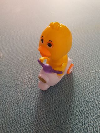 Pato con patinete