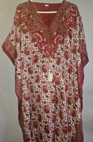 Vestido largo árabe rojo y marrón