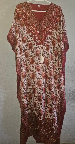 Vestido largo árabe rojo y marrón