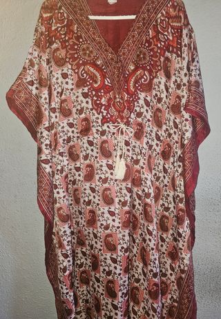 Vestido largo árabe rojo y marrón