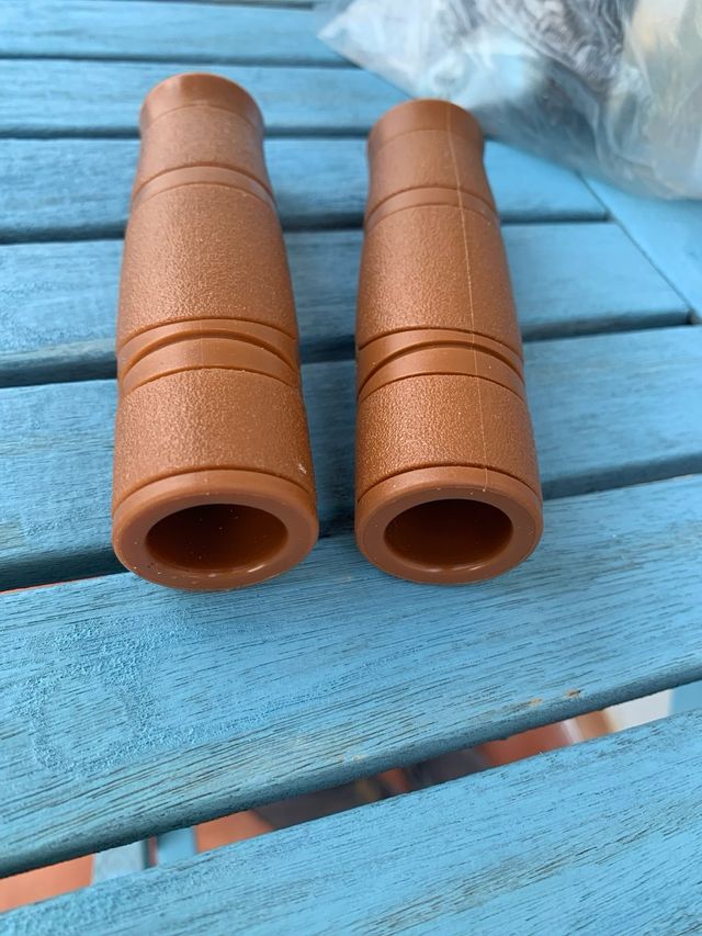 Sillín bicicleta+ foco LED + puños de manillar