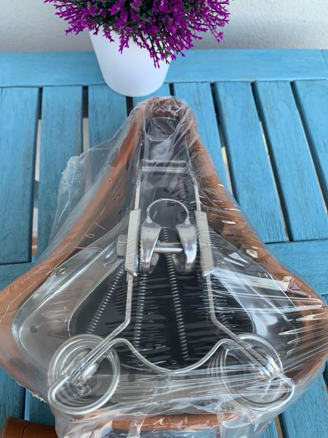 Sillín bicicleta+ foco LED + puños de manillar