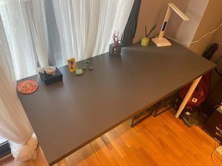 Escritorio gris metal y madera