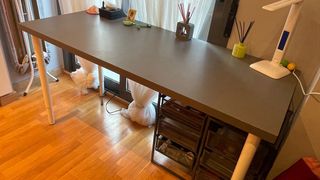 Escritorio gris metal y madera