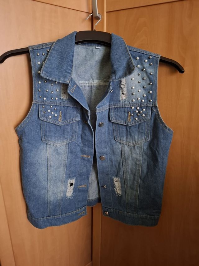 Chaleco vaquero con pedrería.