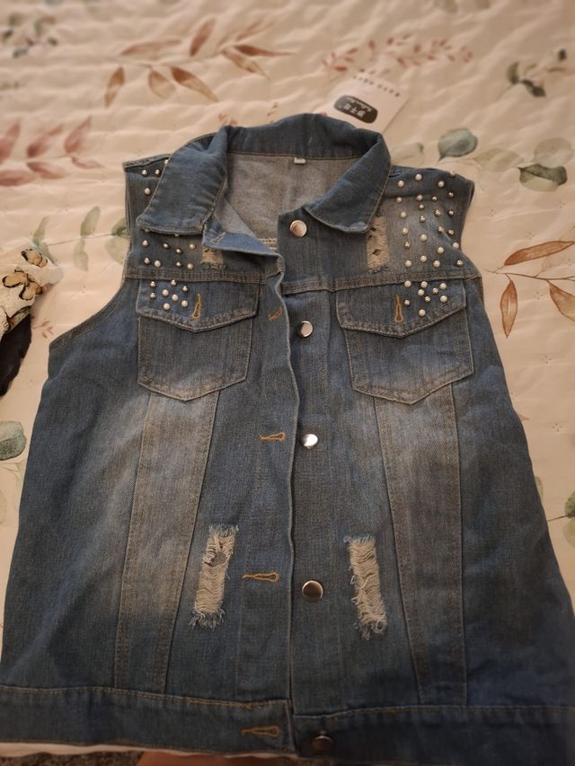Chaleco vaquero con pedrería.