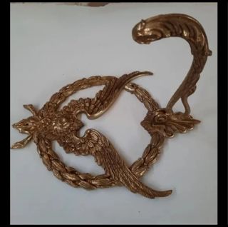 Aldaba dorada estilo antiguo